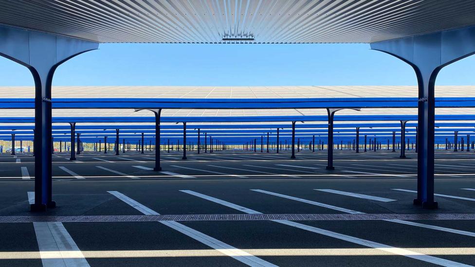 In Frankrijk worden zonnepanelen bij parkeerplaatsen verplicht (en dat is best slim)