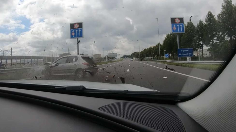 Nederlandse politie beukt Peugeot 206 genadeloos de vangrail in op de A12