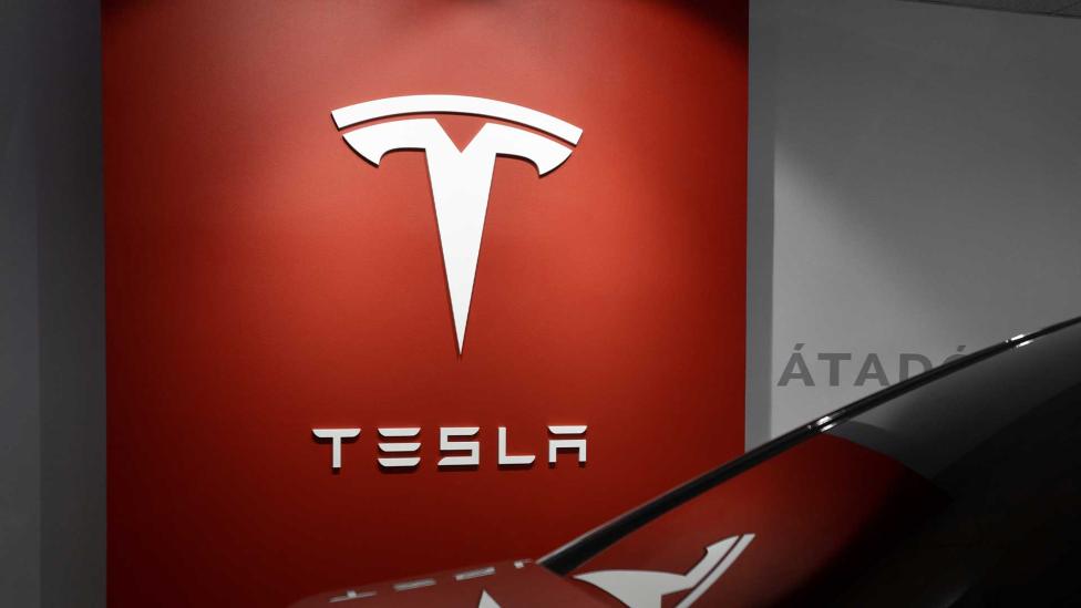 De waarde Tesla al met bijna 700 miljard dollar gedaald het afgelopen jaar