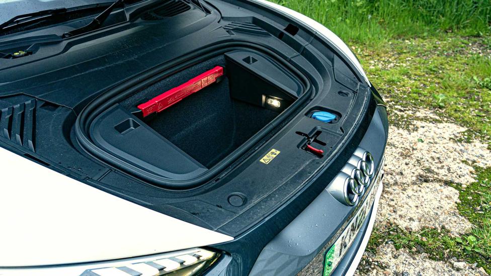 Audi legt het gereedschap om de frunk van de e-tron GT te openen… in de frunk