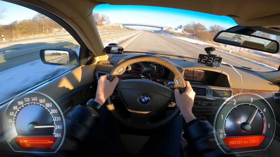 BMW 7-serie diesel met 500.000+ km rijdt naar zijn topsnelheid op de Autobahn