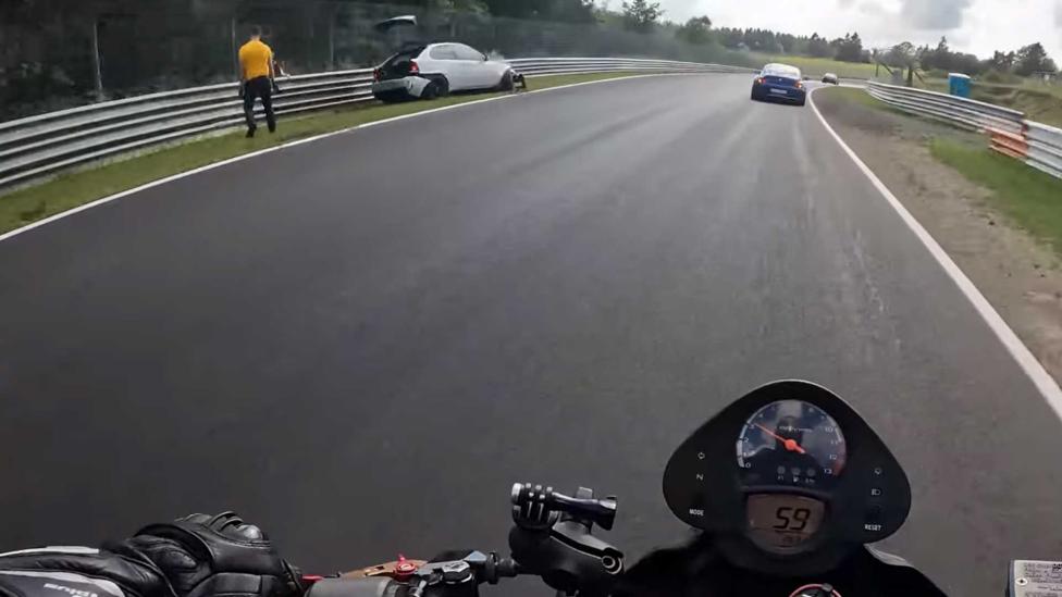 BMW-rijder reageert gepast op ongeluk in vreemde crashvideo