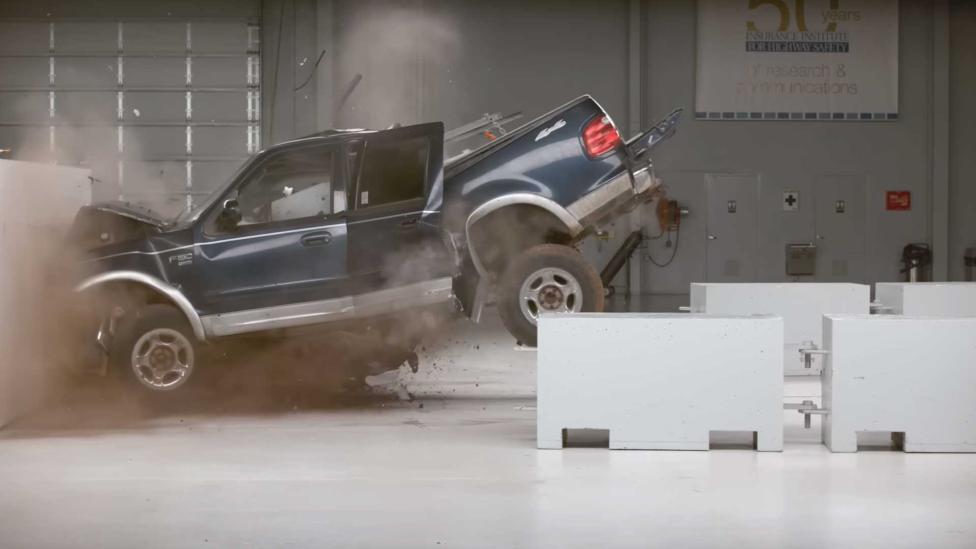 Waarom er nu crashtests worden gedaan met oude auto’s met betonblokken achterin