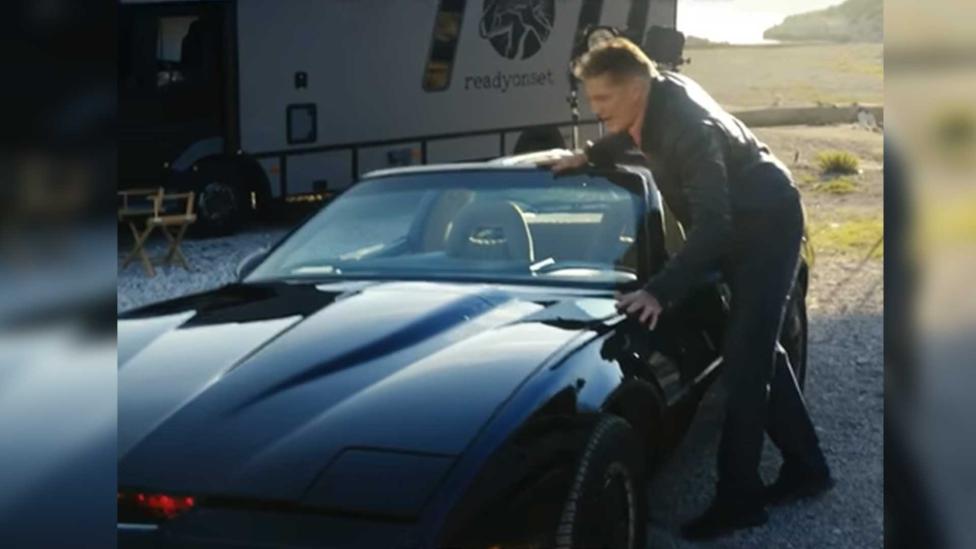Huh? BMW gebruikt KITT (een Pontiac!) en David Hasselhoff voor nieuwste promo