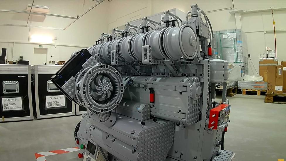Kerel bouwt enorme dieselmotor van Lego (die echt beweegt)