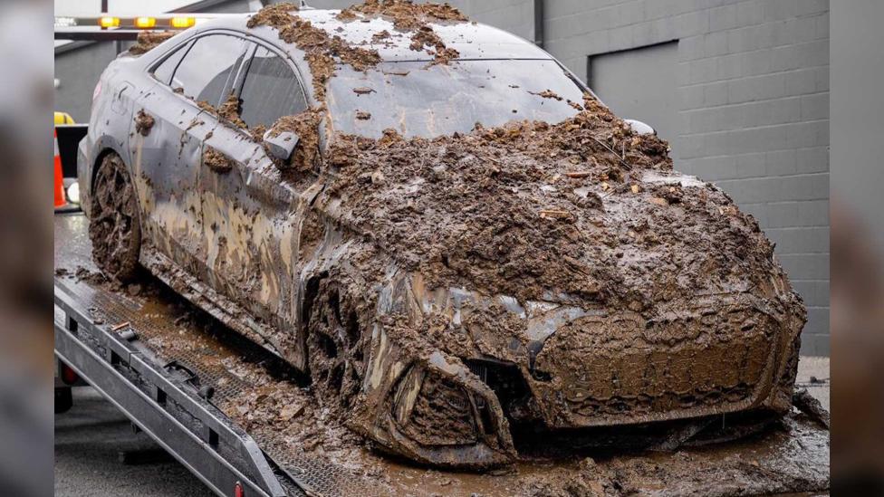 Pechvogel vindt zijn Audi RS 3 bedolven onder de modder terug bij autobedrijf