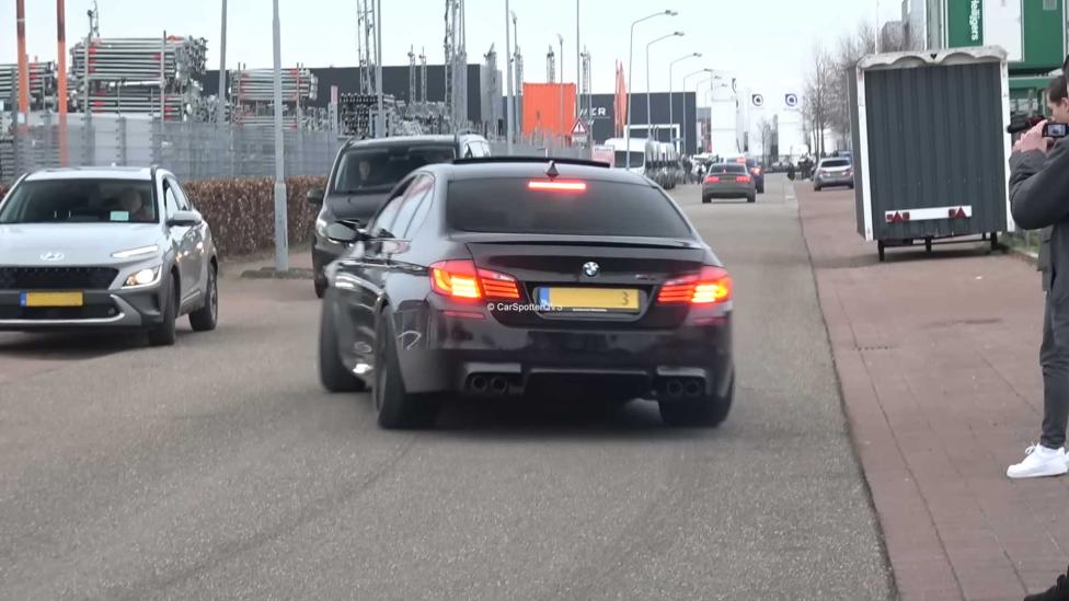 BMW M5 drift voor de camera’s maar eindigt bijna tegen een Mercedes-busje