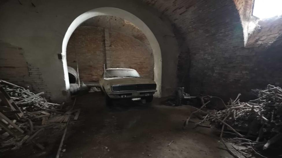 Gasten vinden Chevrolet Camaro in kelder van Italiaanse horrorvilla