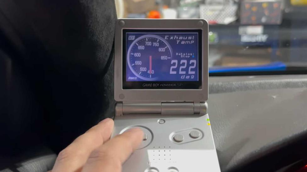 Je kunt je oude Game Boy (met een kabeltje) gebruiken als schermpje in je auto