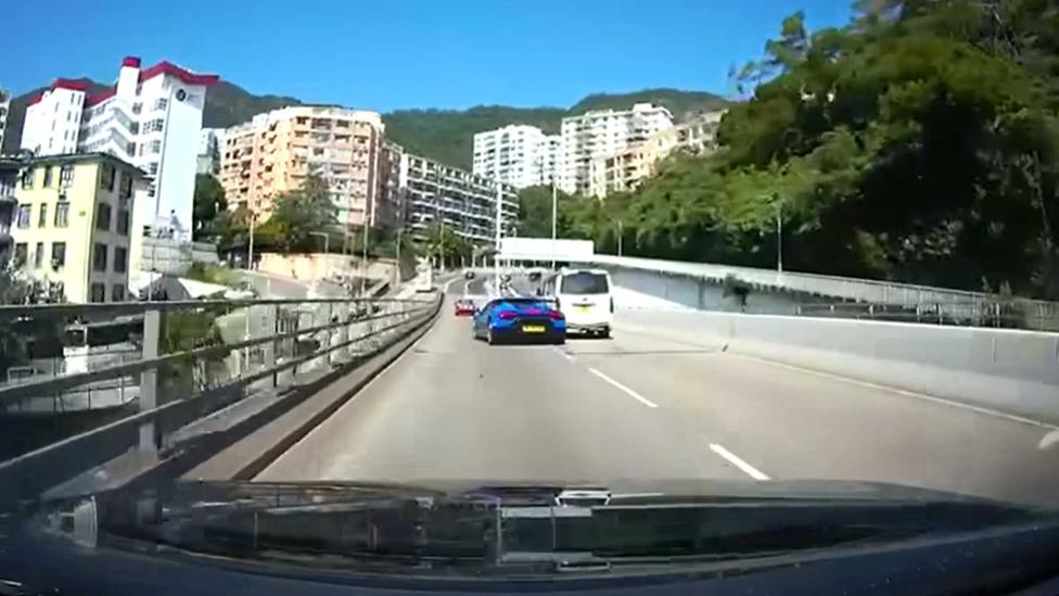 Lamborghini-bestuurder lijkt slip goed op te vangen, maar crasht kort daarna alsnog