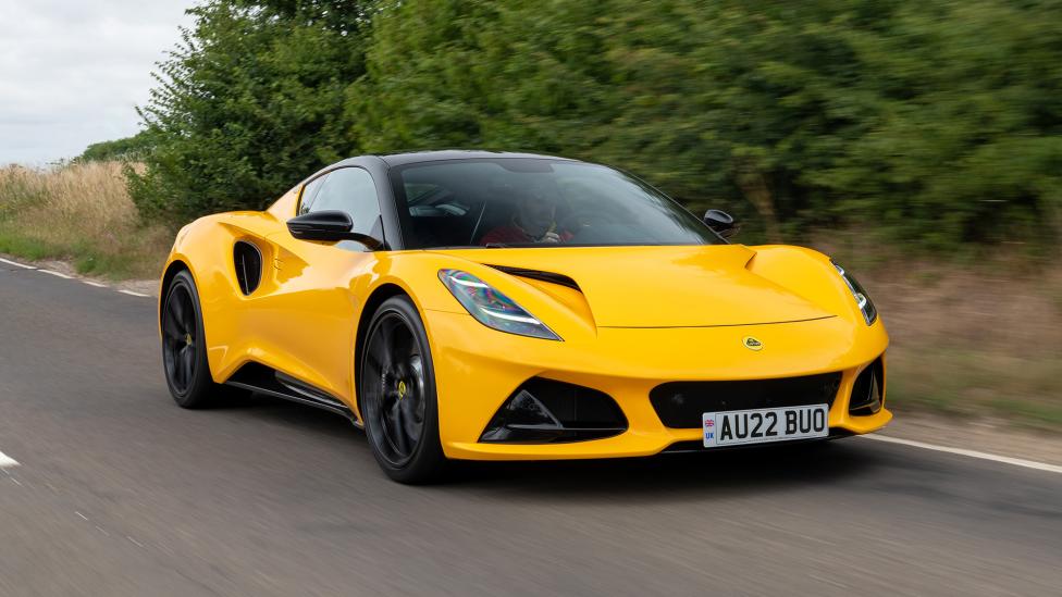 Lotus Emira review: Zo rijdt de laatste benzineauto van Lotus