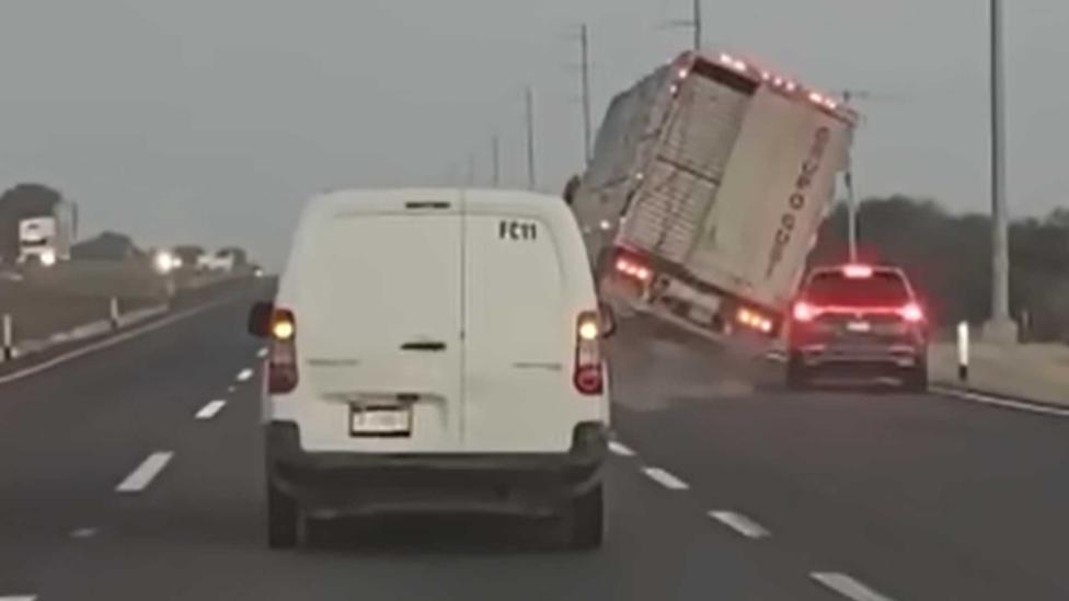 Vrachtwagen blokkeert iedereen die hem wil inhalen in bizarre video