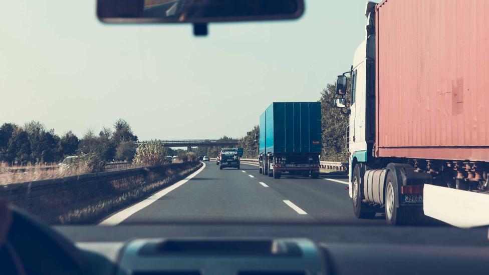 Vrachtwagens in Duitsland mogen geen snelle bocht naar rechts meer maken (maar wel naar links)