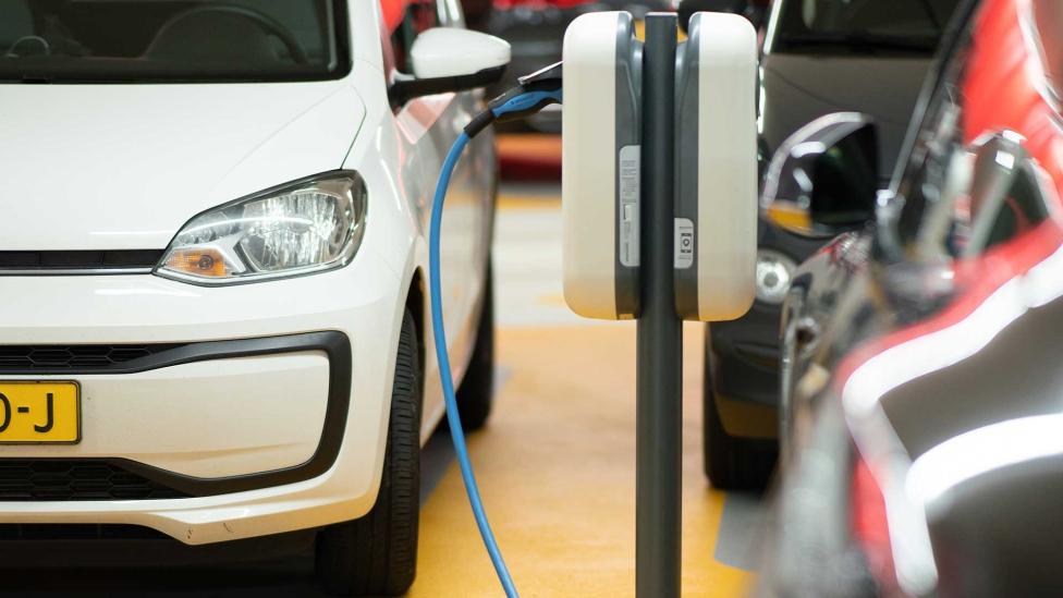 ’96 procent Nederlandse benzinerijders wil niet aan de elektrische auto’
