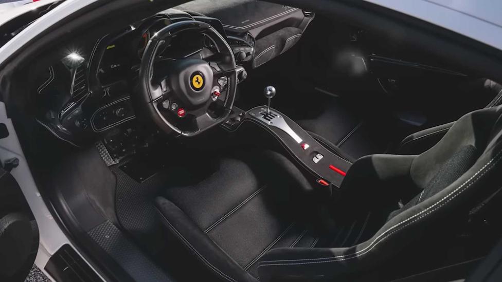 Je kunt nu een handbak in de Ferrari 458 Speciale laten zetten