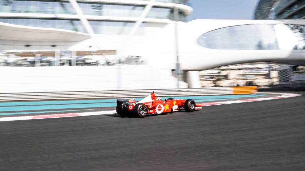 Miljardair verrast F1-gek na een jaar vol tegenslagen met ritje in V10-Ferrari