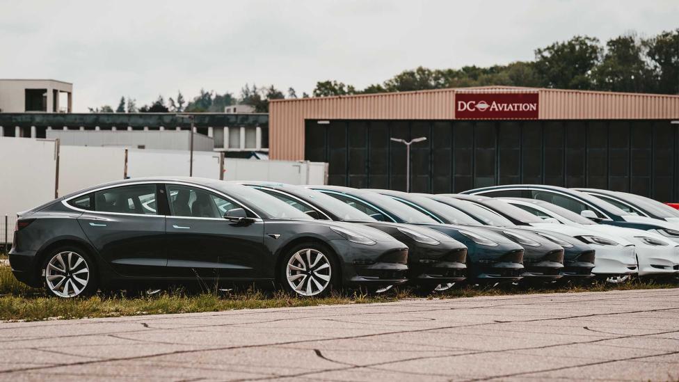 Tesla roept ruim 360.000 auto’s terug door probleem met zelfrijdende modus