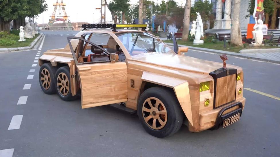 Man bouwt met zijn zoon deze Rolls-Royce 6×6 van hout