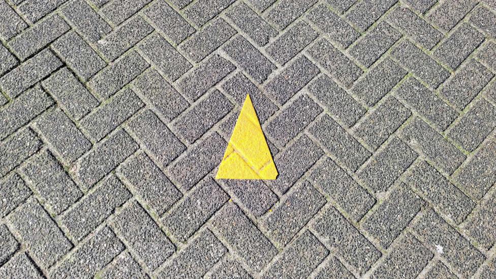 De (belangrijke) reden waarom er gele driehoeken op de weg zitten
