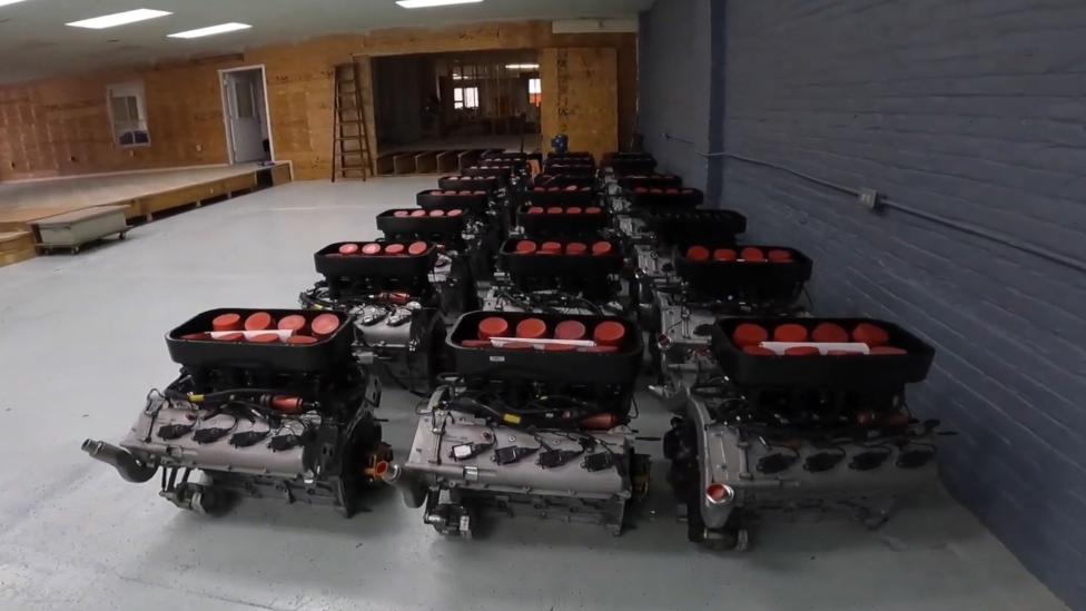 Al deze Nissan V8-motoren uit de IndyCar staan te koop