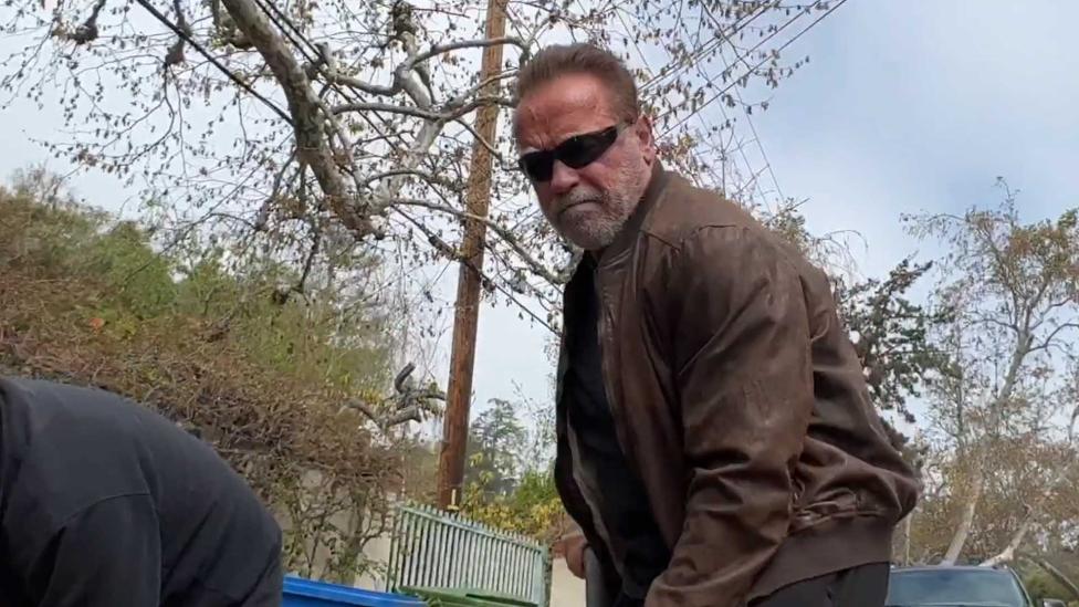 Arnold Schwarzenegger repareert zelfstandig gat in de weg, maar begaat pijnlijke misser