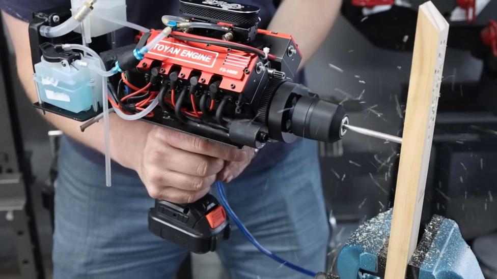 Kerel bouwt werkende boormachine met piepkleine V8-motor