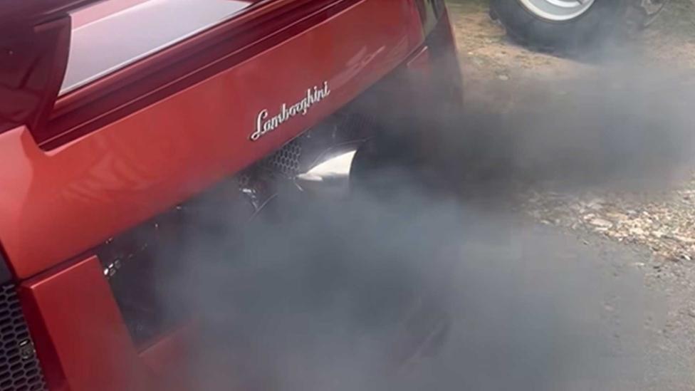 Gasten leggen een zes-in-lijn diesel in een Lamborghini Gallardo