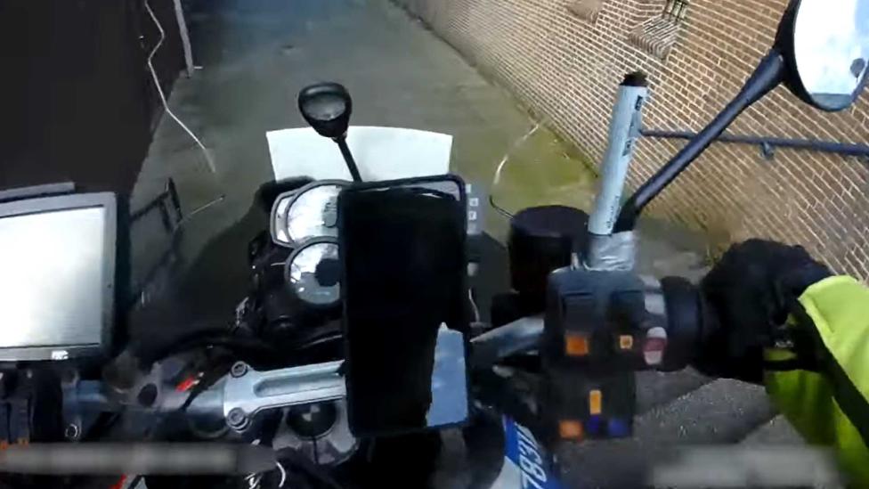 Motoragent hobbelt van trappetjes af tijdens achtervolging en ‘toont rijskills’
