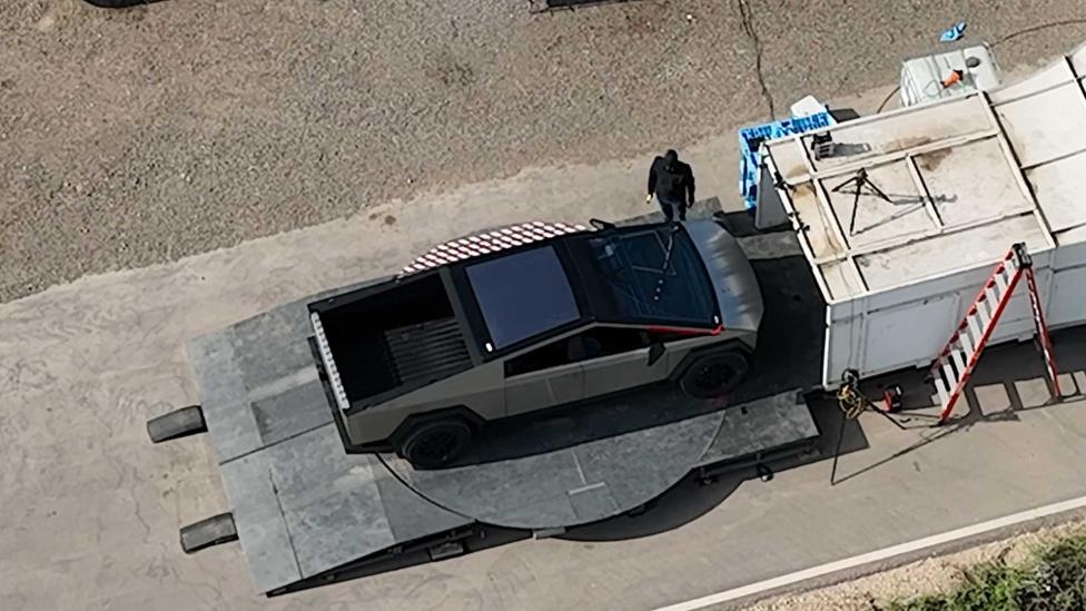 Dronebeelden laten hilarisch grote ruitenwisser op de Tesla Cybertruck zien
