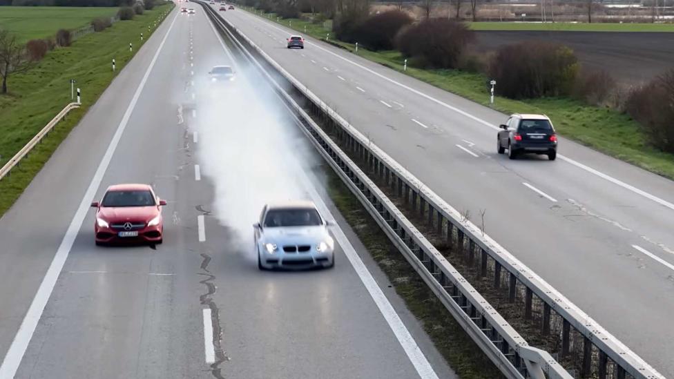 Kijk hoe de V8 van een BMW M3 op hoge snelheid ploft op de Autobahn