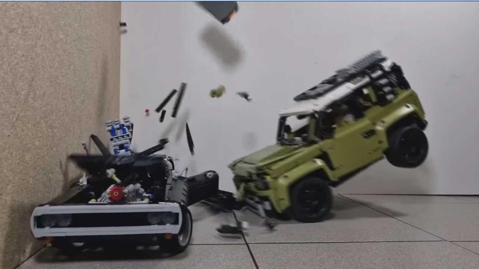 Zo spectaculair ziet een crash tussen twee Lego-modellen met 100 km/u eruit