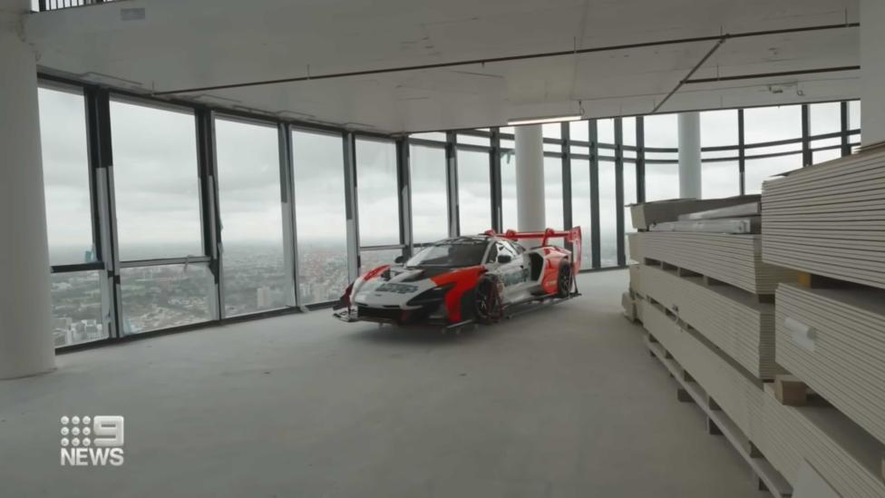 Man zet zijn McLaren Senna GTR in een penthouse op ruim 200 meter hoogte