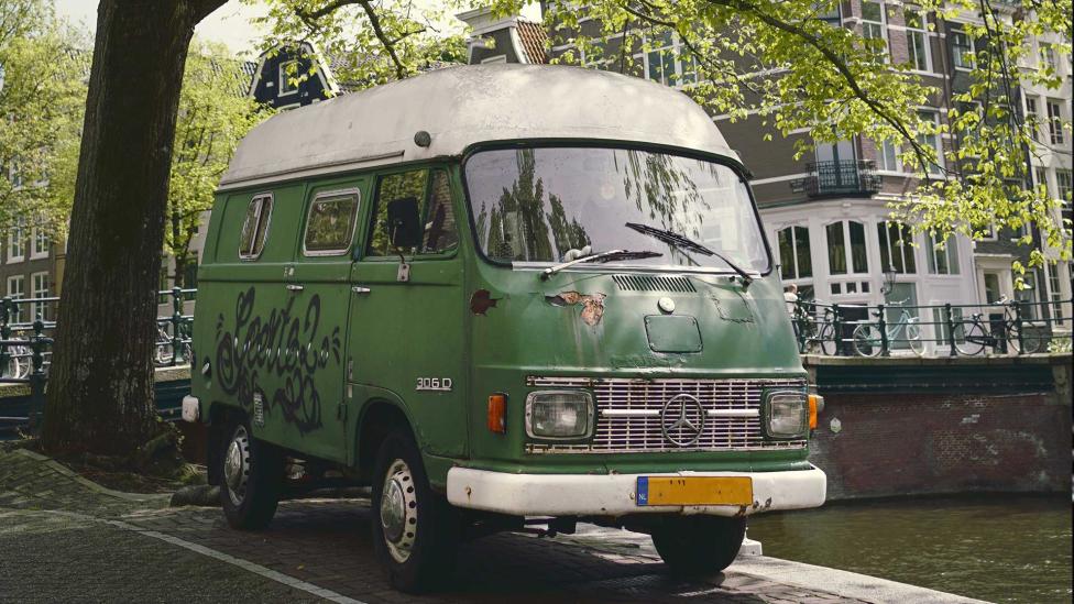 Geniaal: Man krijgt 3x hogere prijs door camper in centrum Amsterdam te verkopen