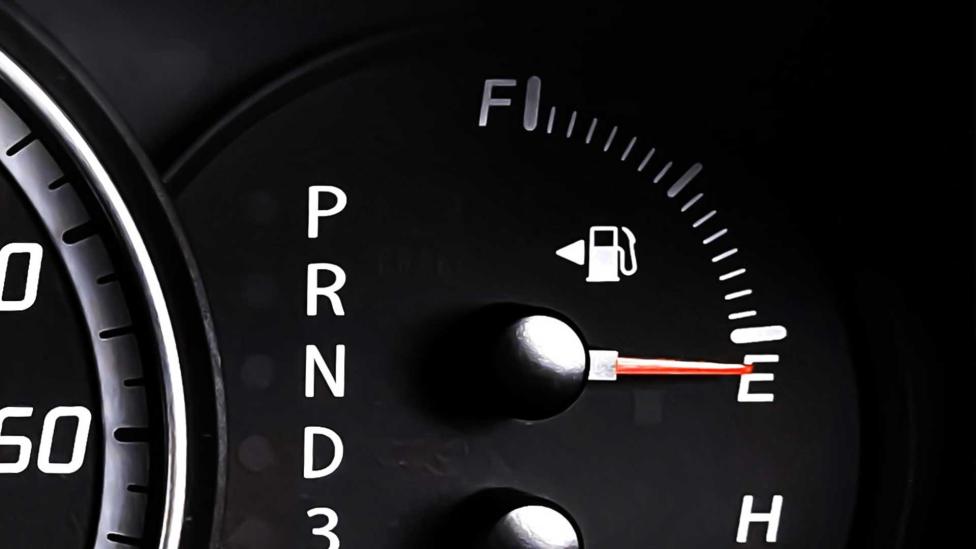 Wat gebeurt er als de benzinetank van een PHEV leeg is, maar de accu niet?