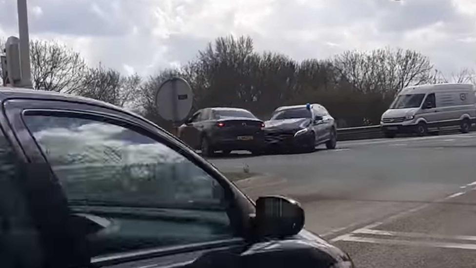 Onopvallende politie rijdt tegen auto aan, en een Opel maakt het (onbedoeld) grappig