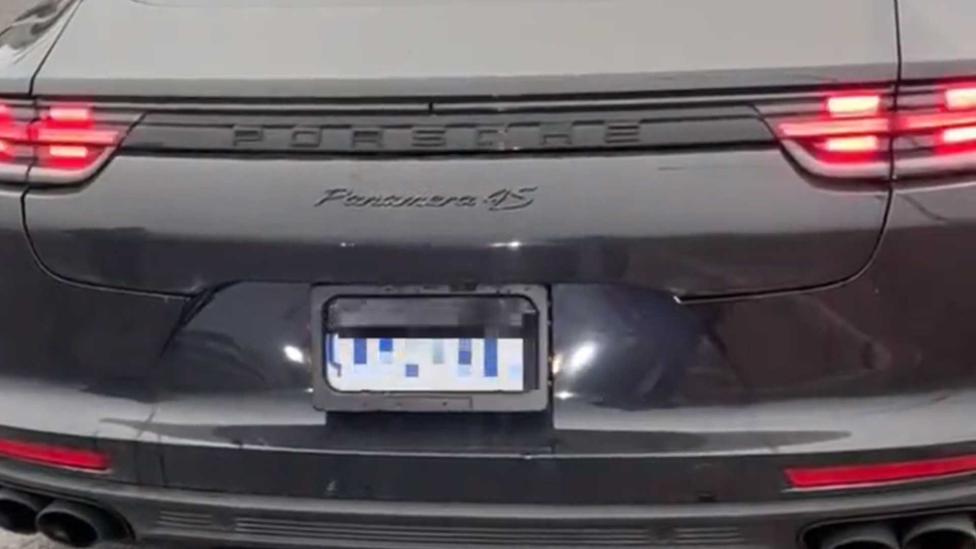 Politie pakt Porsche-rijder met slim kenteken (waarmee je snelheidsboetes voorkomt)