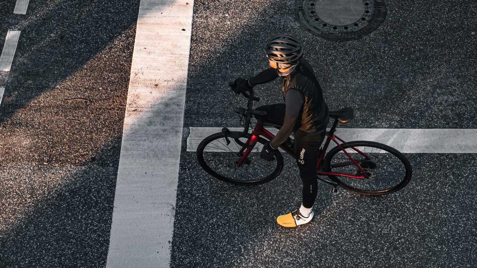Ja, echt: Wielrenners op dure fietsen moeten blijkbaar langer wachten bij het stoplicht