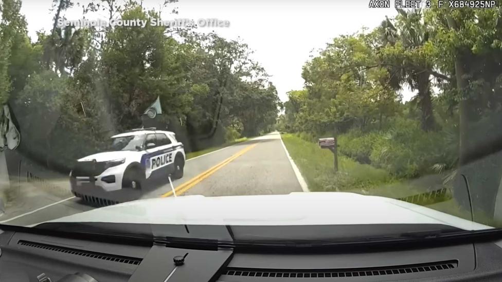 Politieagent zet collega aan de kant voor te hard rijden (en die is niet blij)