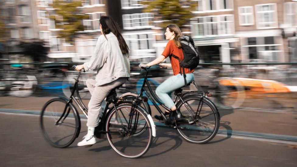 In België kun je een boete krijgen als je met de auto een fiets inhaalt