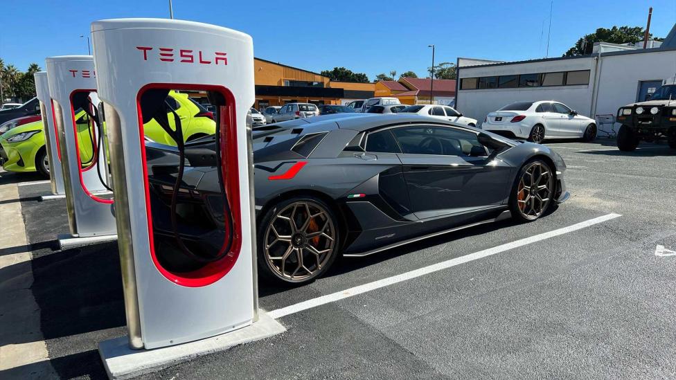 Deze Lamborghini zou in Nederland geen boete krijgen voor het blokkeren van een Tesla Supercharger