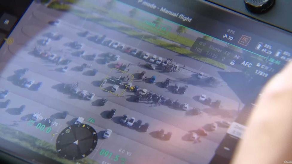Nederlandse politie deelt nu boetes uit met een drone bij automeetings