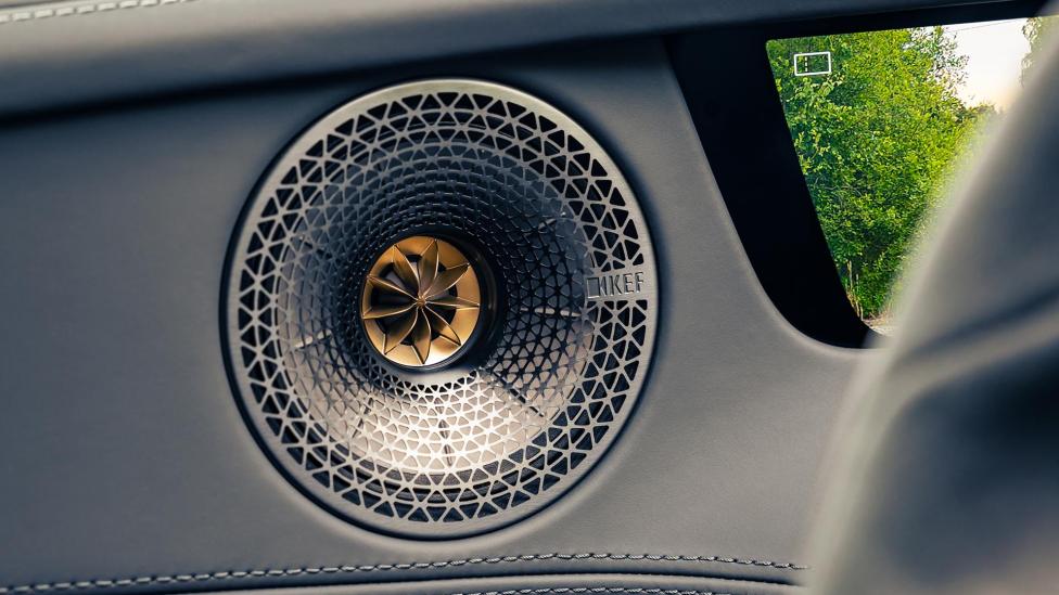 De volgende doorbraak bij auto’s zitten in je deuren: dit moet je weten over elektrostatische speakers