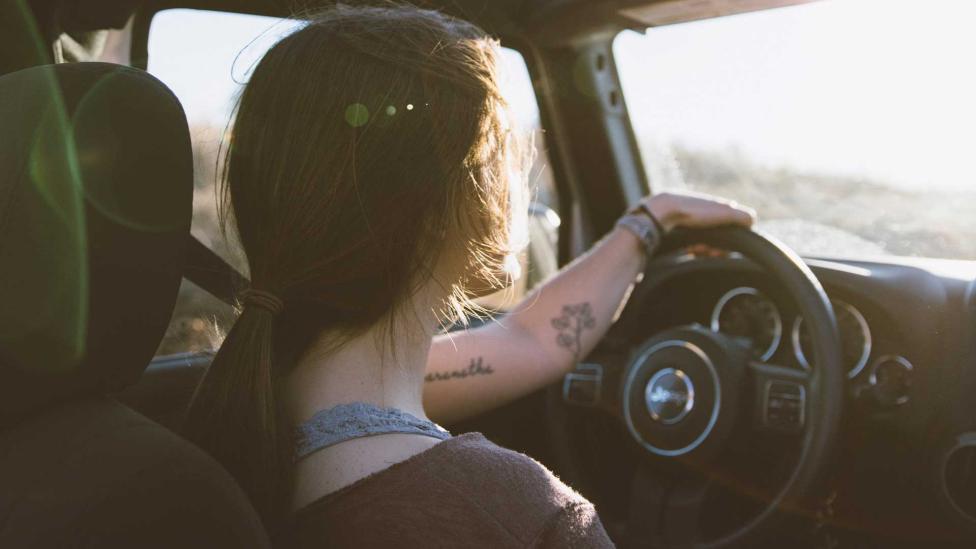 Vreselijk: Lynn (34) ontdekt na twee jaar dat haar vriend bewust onnodig links rijdt