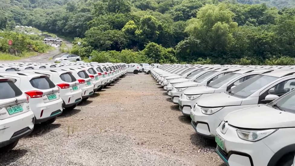 Het echte verhaal achter de ‘10.000 achtergelaten nieuwe EV’s’ in China