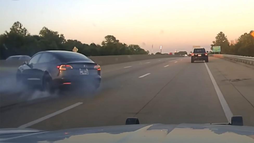 Politie ramt gehuurde Tesla Model 3 na achtervolging met hoge snelheid