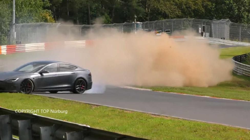 Belgische Tesla-rijder met 1.020 pk heeft extreem veel geluk op de Nürburgring