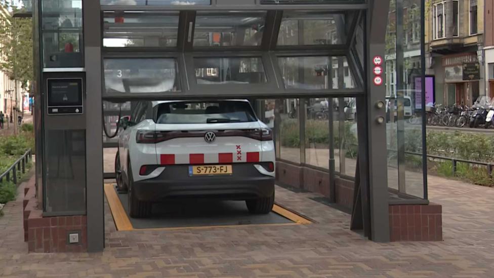 Dit gebeurt er als je je auto in de automatische parkeergarage in Amsterdam zet