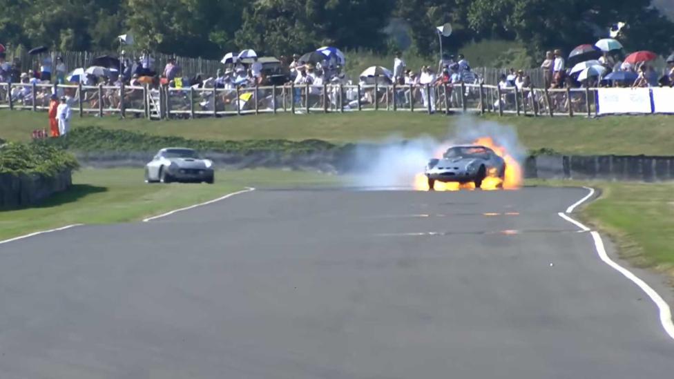 Ferrari 250 GTO van ’80 miljoen’ ontbrandt spontaan tijdens spin op het circuit