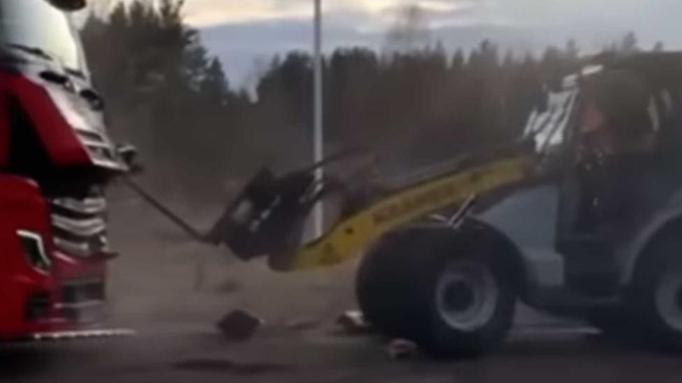 Ontevreden Zweedse man valt politieauto’s aan met een shovel