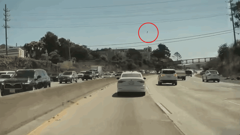 Wieldop van Tesla Cybertruck raakt los en vliegt als frisbee meters door de lucht